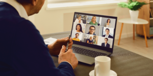 Trabalho híbrido - reunião online